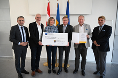 Gratulation dem Erstplatzierten - Murat Düzel (Land NÖ), Bgm. Rudolf Schütz (Prinzersdorf), Heidemarie Haider (Dorferneuerungsverein Prinzersdorf), Landesrat Gottfried Waldhäusl, DI Christian Steffel (Dorferneuerungsverein Prinzersdorf, Mag. Michael Girardi (Bundesministerium für Integration und Äußeres)