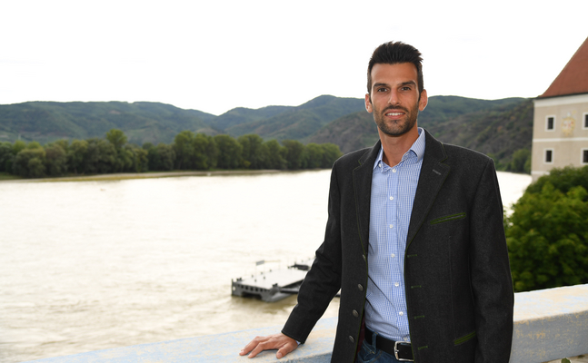 Udo Landbauer kritisiert die Einsparungen der ÖVP bei der Wohnbauförderung 