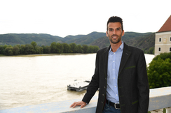 Udo Landbauer kritisiert die Einsparungen der ÖVP bei der Wohnbauförderung 