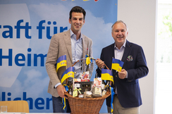 Udo Landbauer bedankt sich bei Walter Rosenkranz für den Erfolgsweg der FPÖ NÖ, den er in die Wege geleitet hat 