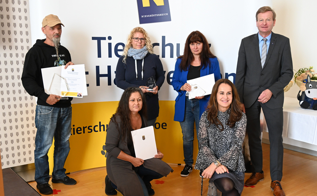Markus Putzgruber (1. Platz), Jeanine Strassner (3. Platz),  Karin Brunner (2. Platz), Landesrat Gottfried Waldhäusl (alle stehend); Ulrike Stanzer (ebenfalls 3. Platz) und Juryvorsitzende Maggie Entenfellner (vorne).