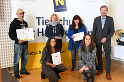 Markus Putzgruber (1. Platz), Jeanine Strassner (3. Platz),  Karin Brunner (2. Platz), Landesrat Gottfried Waldhäusl (alle stehend); Ulrike Stanzer (ebenfalls 3. Platz) und Juryvorsitzende Maggie Entenfellner (vorne).