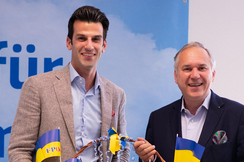 Udo Landbauer sichert Walter Rosenkranz volle Unterstützung zu 