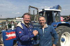 „Mut zur Heimat“-Teamführer Gottfried Waldhäusl begrüßte Herbert Kickl ganz herzlich beim 24-Stunden-Traktorrennen in Reingers