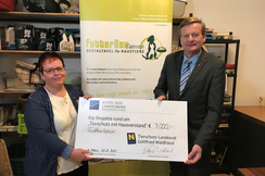 : Barbara Krapfenbauer von der „Futterbox St. Pölten“ und Landesrat Gottfried Waldhäusl.