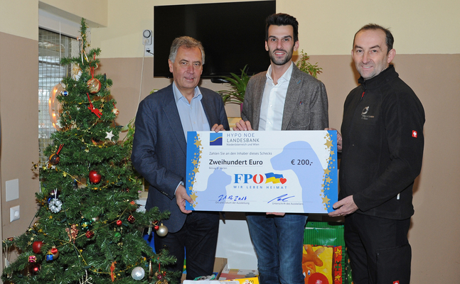 LAbg. Udo Landbauer bei der Spendenübergabe an den Tierschutzverein St. Pölten 