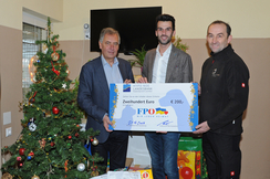 LAbg. Udo Landbauer bei der Spendenübergabe an den Tierschutzverein St. Pölten 