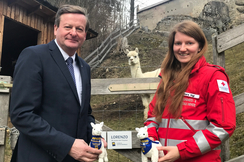 Landesrat Gottfried Waldhäusl, Tierschützling Lorenzo und Laura Sigl vom Roten Kreuz.