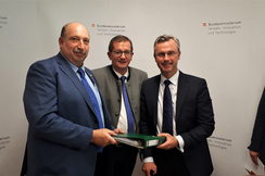 Bernard und Dorner übergeben Bundesminister Norbert Hofer 1.300 Unterschriften 