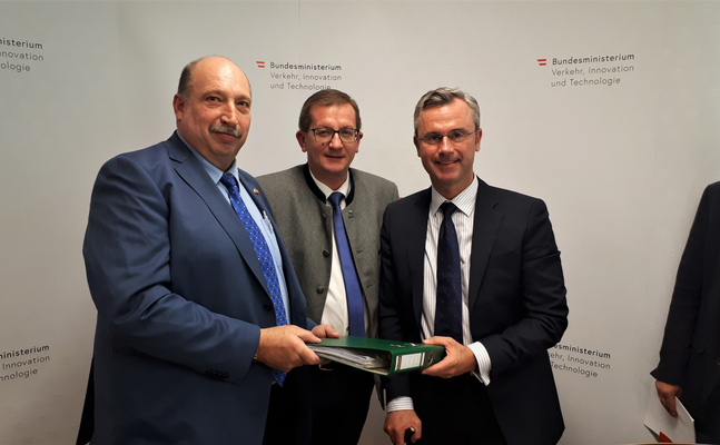 Bernard und Dorner übergeben Bundesminister Norbert Hofer 1.300 Unterschriften 