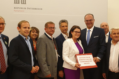 LAbg. Dieter Dorner und BR Michael Bernard bei der Übergabe der Petition