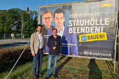FPÖ-Landesparteiobmann Udo Landbauer und FPÖ-Verkehrssprecher Dieter Dorner präsentieren das Plakat zum Bau der S8. 