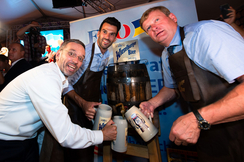 Udo Landbauer, Herbert Kickl und Gottfried Waldhäusl beim Bieranstich 