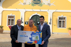 Udo Landbauer und FPÖ-Bezirksparteiobmann Erich Königsberger zu Besuch im Wirtshaus zum Gwercher 